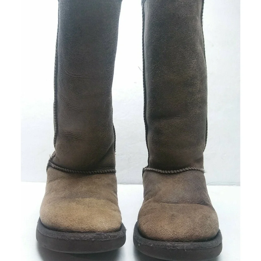 UGG Australia 5804 Classic Tall Bomber Brown Boots Womens Size 7 (shows wear)